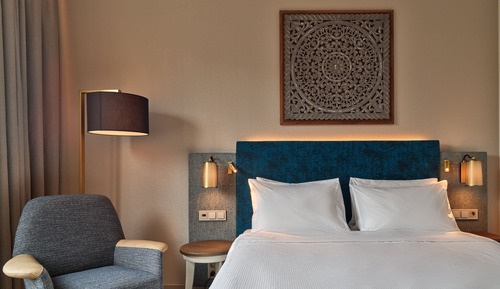 Standard Room, 1 Queen Bed (Atrium View)