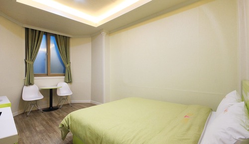 Room (Standard (Netflix Available))