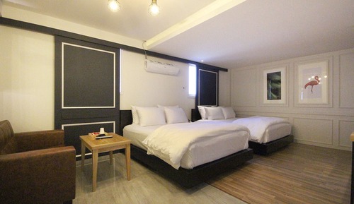 Room (Suite A (two beds Netflix available ()