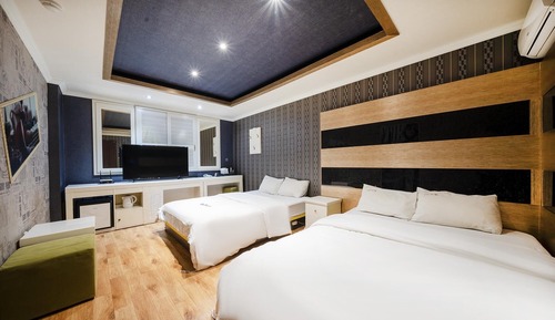 Room (Deluxe room (two beds queen + queen N)