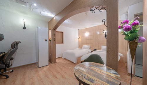 Room (Twin bed (Netflix Styler Bathtub Gami)