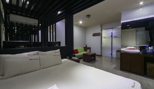 Room (VIP Karaoke (no more than 2 people ka)