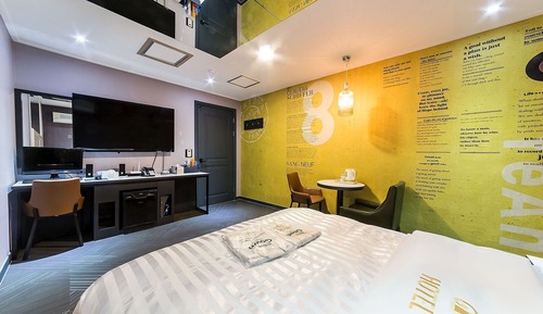 Room (Deluxe (Netflix styler available))