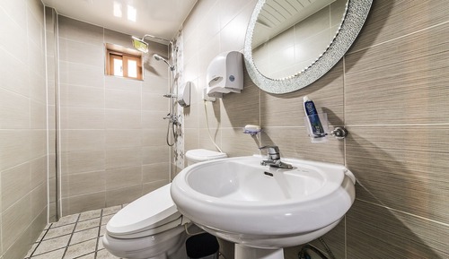 Room (Deluxe (massage chair Netflix styler )