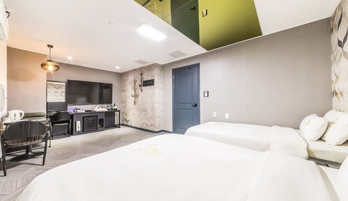 Room (Premium (Netflix styler available))