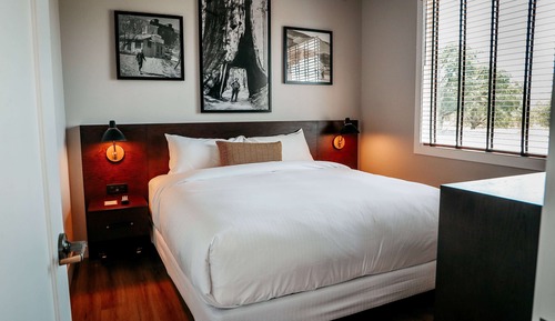 Deluxe Room, 1 King Bed, Accessible, Non Smoking (Roll-In Shower)