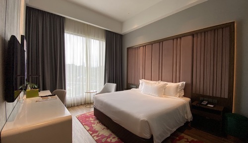 Deluxe Room, 1 King Bed, Pool View