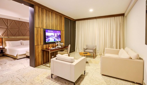 Studio Suite, 1 King Bed, Pool View