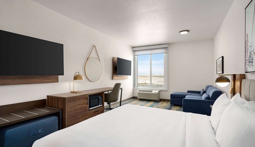 Deluxe Suite, 1 King Bed, Accessible, Non Smoking