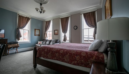 Romantic Room (Historic Building, No Elevator)