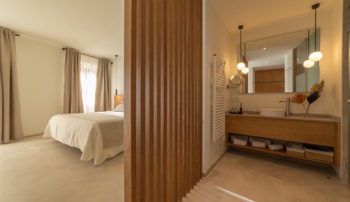 Deluxe Room, sofa
