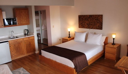 Makani Room - 1 bedroom with Kitchenette, Pool Side with Ocean View - Main House