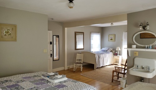 Cotton Lincoln King Suite- Room 19
