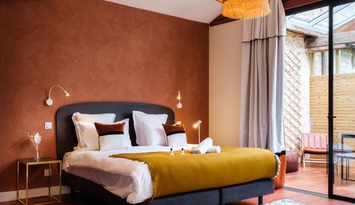 Room (Magna)