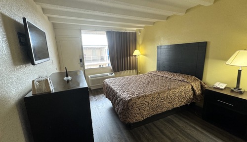 Deluxe Room, 1 Queen Bed, Smoking