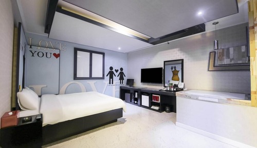 Room (Unattended Tel-Drive-in (Netflix avai)