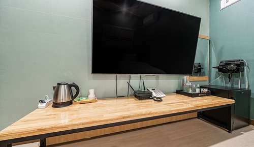 Room (Twin (single + single 65-inch TV Netf)