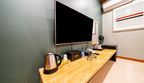 Room (Korean-style room (ondol Netflix Disn)