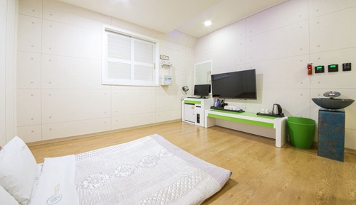 Room (Ondol (for 4 or more people call for )
