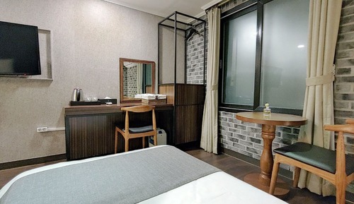 Room (Twin)