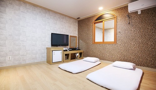 Room (Ondol Room)