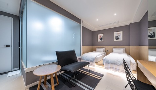 Room (Twin)
