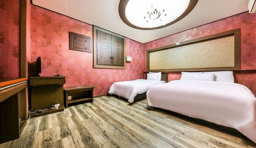 Room (Twin)
