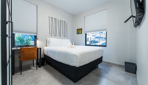 Mark Anthony Luxury Double Room/ Queen bed/1Ba