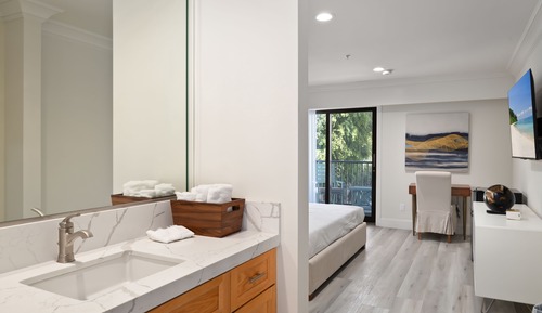 Deluxe Room, 1 King Bed, Patio