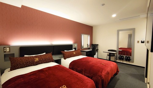 Twin Room, Smoking