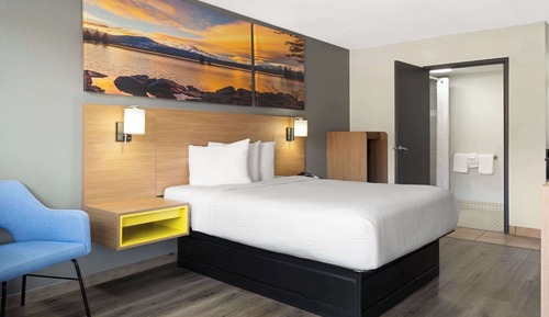 Room, 1 Queen Bed, Non Smoking (Mobility, Roll-in Shower)