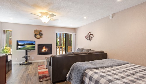 Studio Suite, 1 Queen Bed, Patio, Mountain View (Kings Run Retreat)