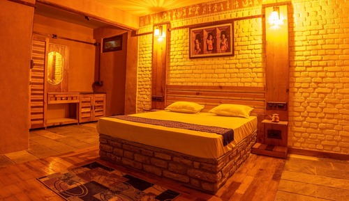 Double Room (Sanskriti)