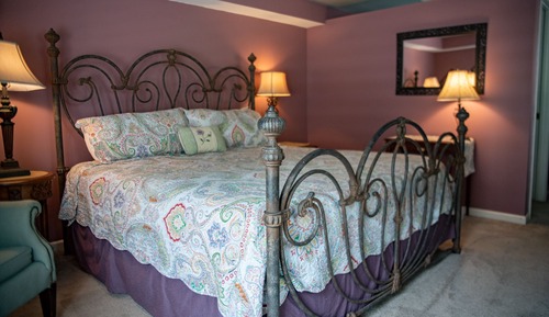 The Lake (King Bed) Carriage House