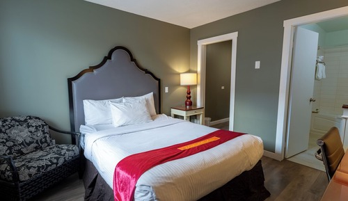 Deluxe Room, 1 Queen Bed, Non Smoking, Kitchenette
