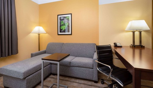 Deluxe Room, 1 King Bed, Accessible, Non Smoking (Mobility/Hearing Impaired Accessible)