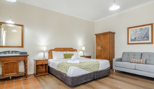 Deluxe Room, 1 King Bed, Non Smoking, Bathtub
