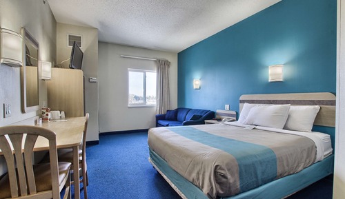 Standard Room, 1 Queen Bed, Non Smoking, Refrigerator & Microwave