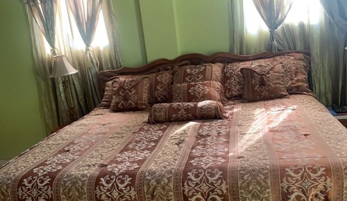 Deluxe Queen Suite 