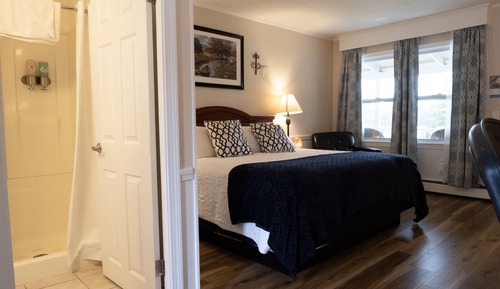 Comfort Room, 1 King Bed, Lake View