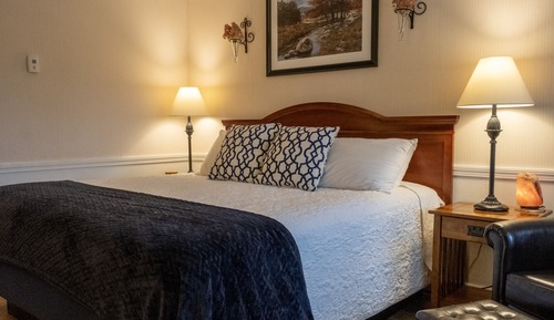 Comfort Suite, 1 King Bed, Lake View