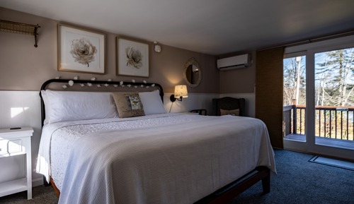 Comfort Room, 1 King Bed, Partial Lake View