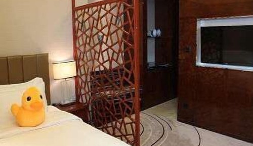 Deluxe Suite, 1 King Bed, Smoking (48-52)