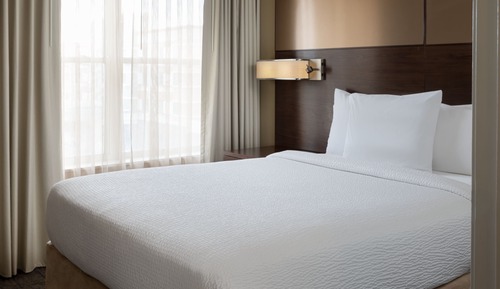 Suite, 1 Double Bed, Non Smoking (Mobility/Hearing Access, Roll-in Shwr)
