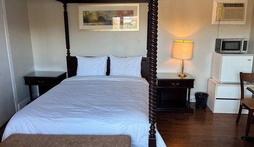 Deluxe Room, 1 Queen Bed, Jetted Tub