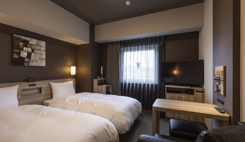 Twin Room, Smoking