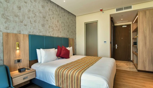 Deluxe Room, 1 King Bed (Runway View)