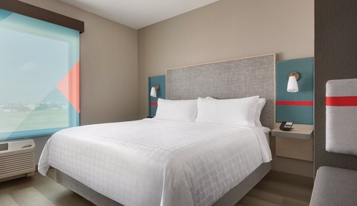 Standard Room, 1 King Bed, Roll-in Shower (Mobility Accessible)