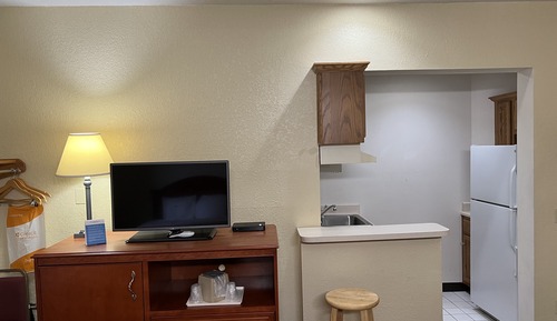 Basic Room 1 King Bed (Accessible)