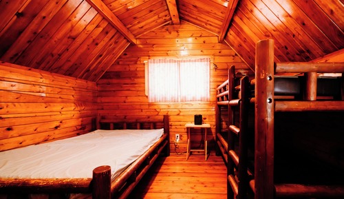 One-Room Rustic Cabin - Red